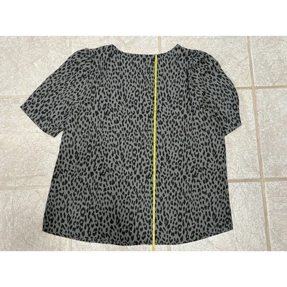 LOFT/Ann T Womens Large Black Gray Leopard Print Short Sleeve Blouse Shirt Vneck - Picture 5 of 7